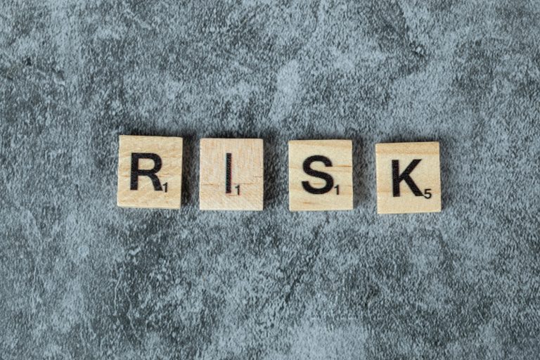 huruf R, I, S, dan K yang membentuk kata 'risk'. bahasa Inggrisnya 'risiko'